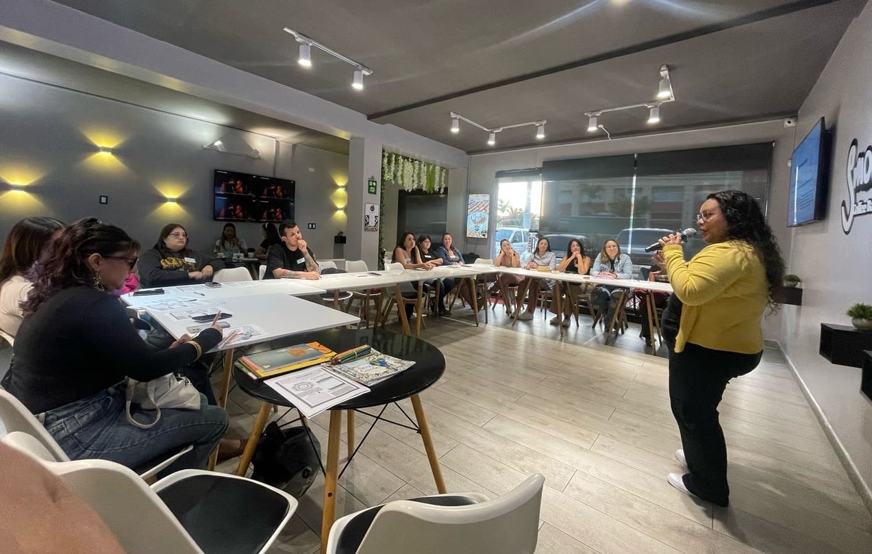 Encuentro de la comunidad Co-Humanidad: una facilitadora presenta ante las personas asistentes
